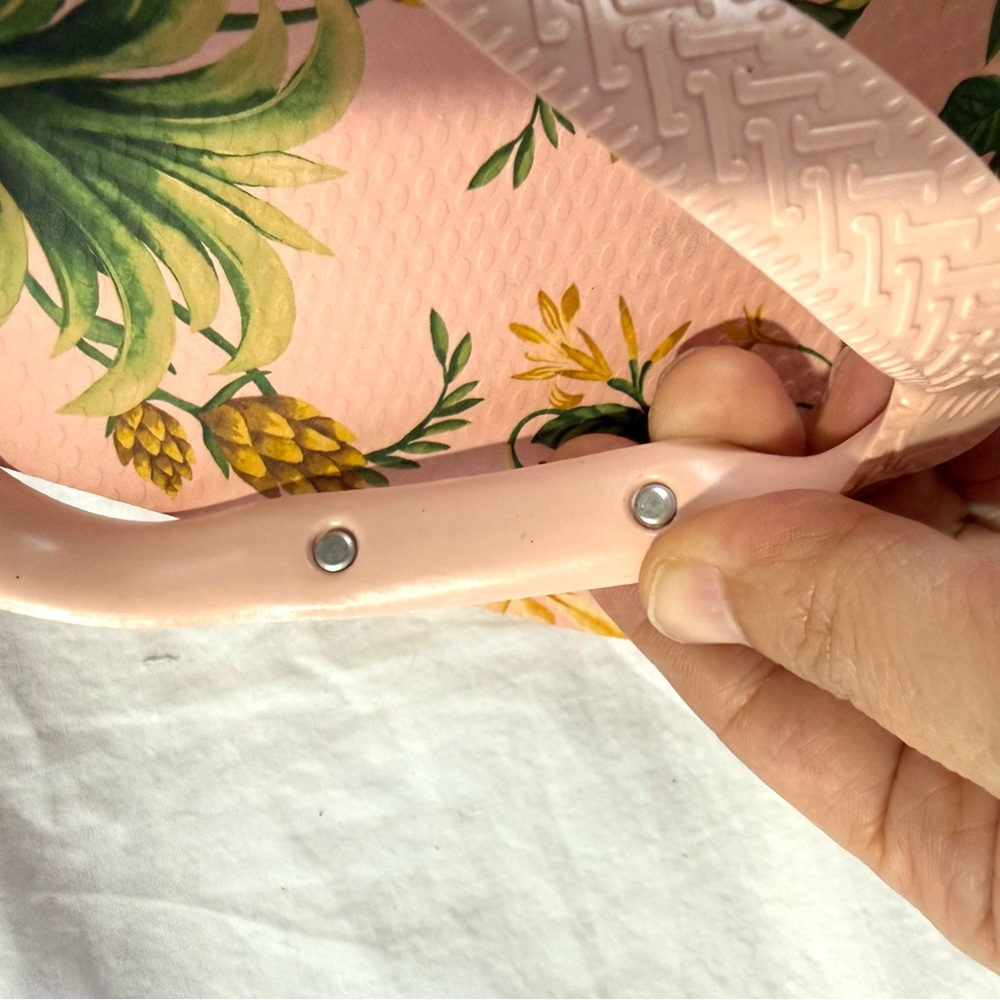 Havaianas Farm Rio NWOT Pink Pineapple Tropical Flip Flops Sandals Sz 9/10W 8M - Picture 10 of 11